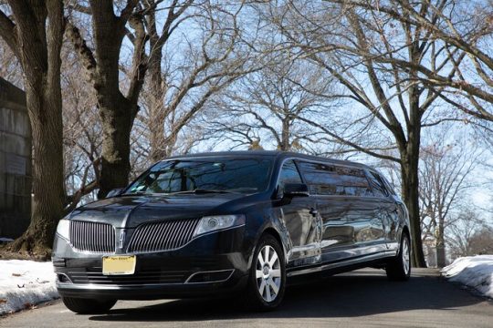 Private New York City Airport Departure Transfer by Luxury Stretch Limo