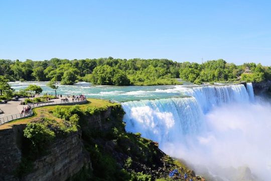 2-Day Niagara Falls and Tannersville Outlet Shopping Tour from New York by Bus