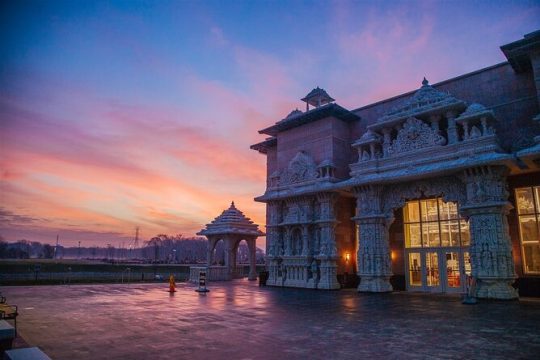 BAPS Shri Swaminarayan Mandir and Amish FarmNHouse Tour from NY