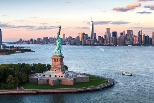 Visit The Statue of Liberty & 3h Manhattan Walking Tour