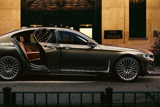Departure Private Transfer from Manhattan to LaGuardia Airport LGA by Luxury Car